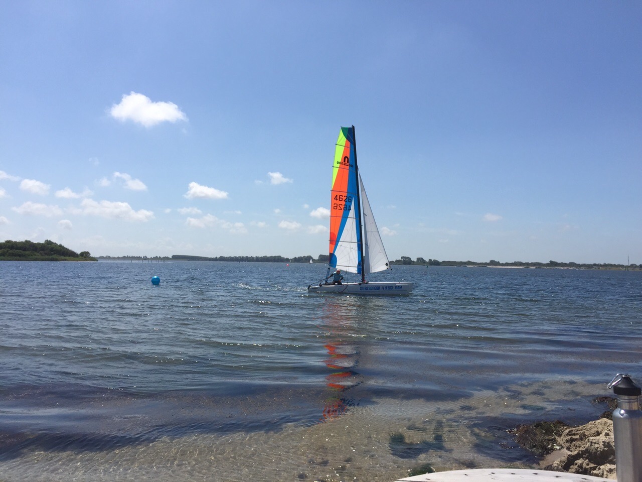 catamaran zeilen op zee