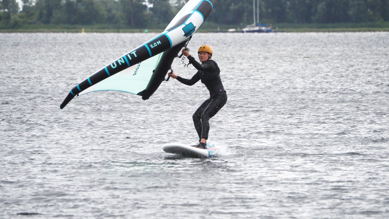 Surfer doet de eerste wingfoil les