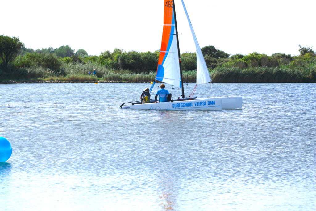 catamaran zeilen op zee