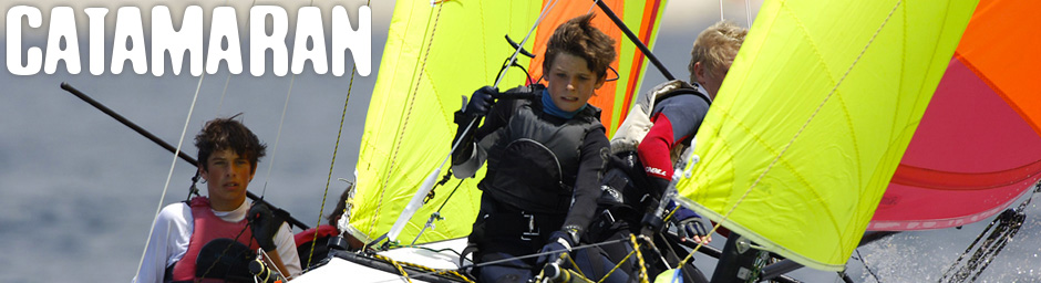 catamaran zeilen op zee