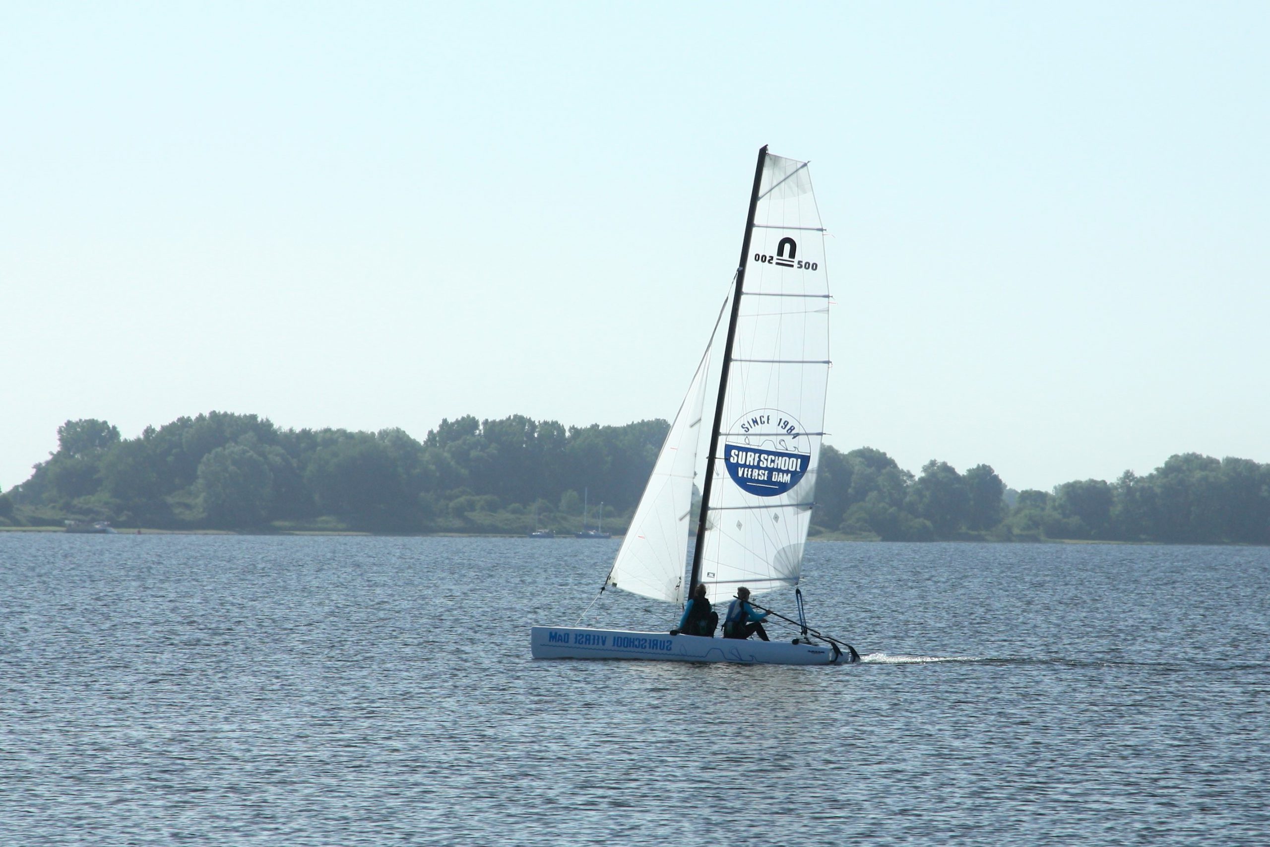 catamaran zeilen op zee