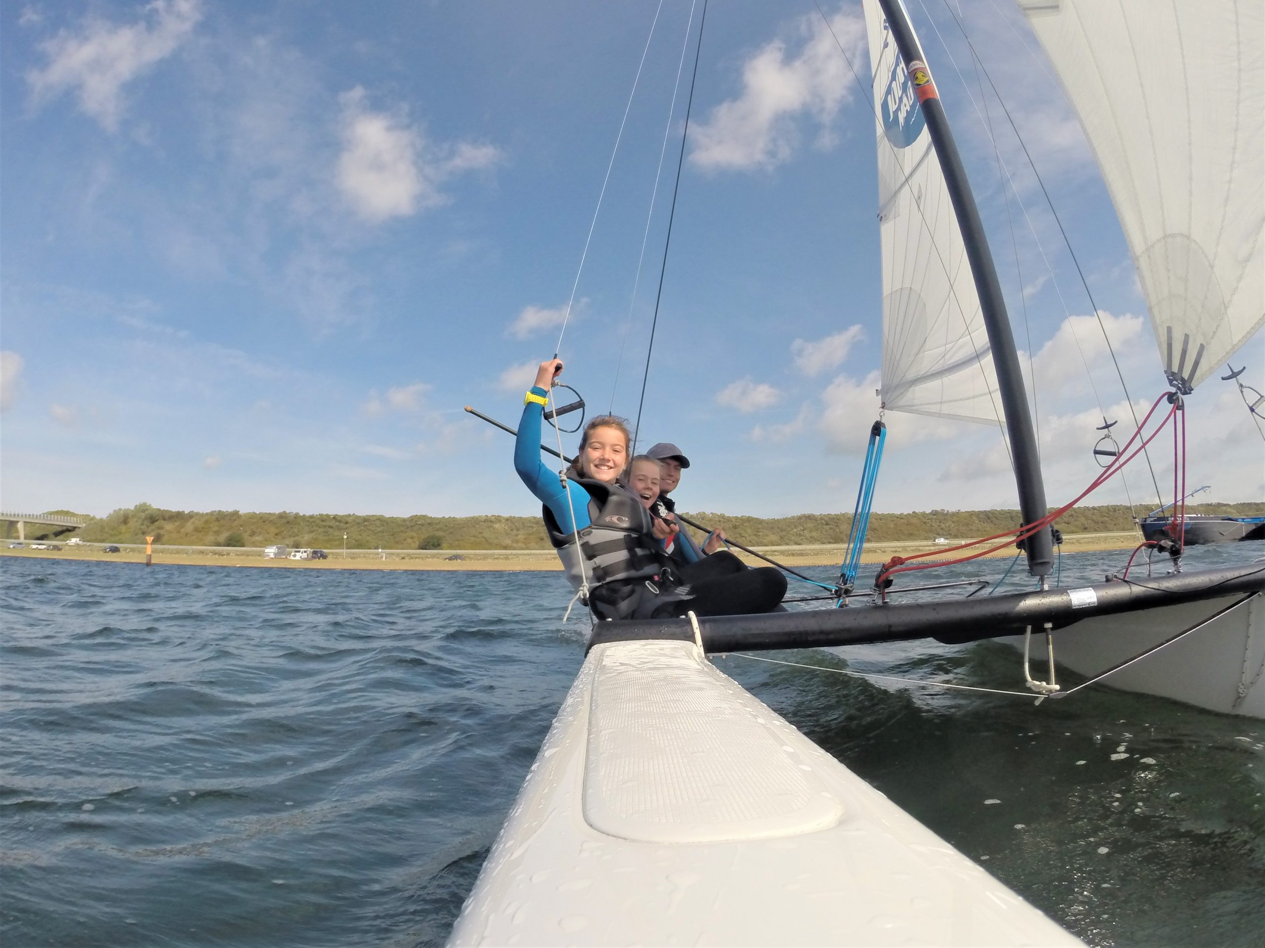 catamaran zeilen op zee