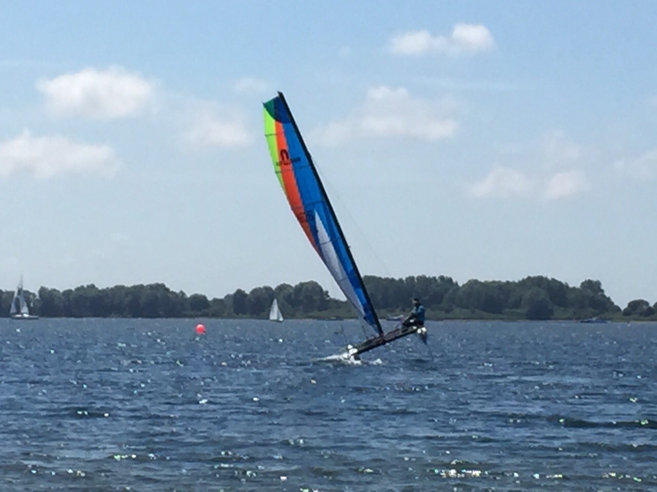 catamaran zeilen op zee