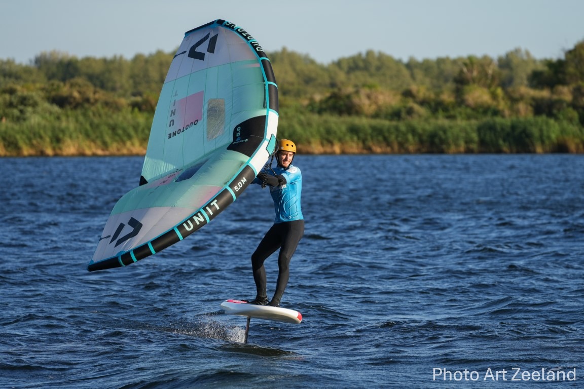 Wingfoiler vliegt over het water in zeeland